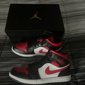 Jordan 1 mid bred toe